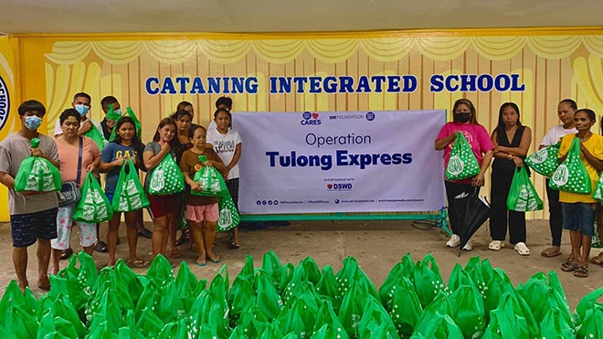 SM Foundation hatid ang tulong sa mga nasalanta ng bagyong Egay ...